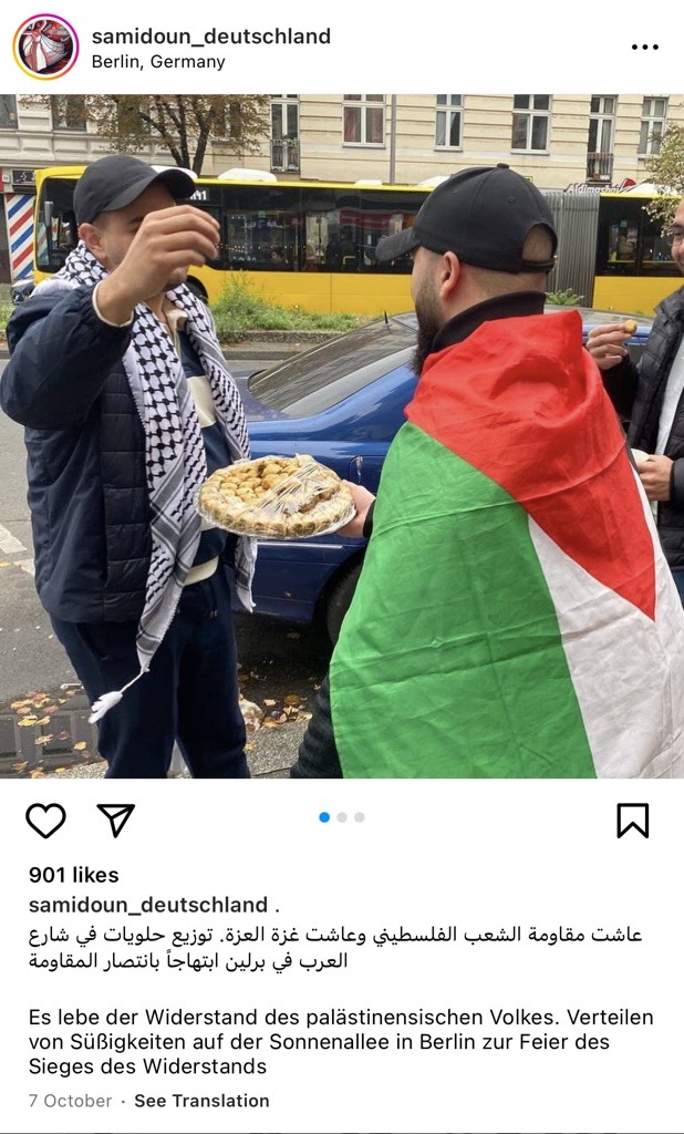 Bild 5: Das Samidoun-Netzwerk zeigt eines seiner Mitglieder, das am 7. Oktober, dem Tag des Hamas-Angriffs auf Israel, Süßigkeiten verteilt, um "den Sieg des Widerstands zu feiern".