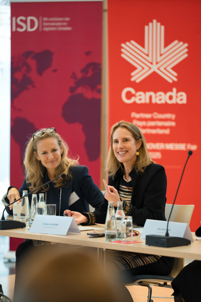 From left to right: Sasha Havlicek (Co-Founder and CEO of ISD) and Evelyne Coulombe (Chargée d’affaires a.i. Embassy of Canada to Germany) at the 2024 DPL Summit.